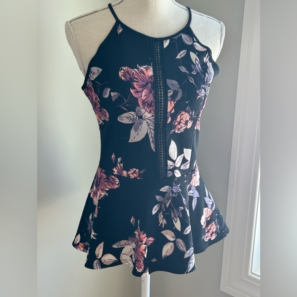 Woman’s medium peplum top - Picture 6 of 6